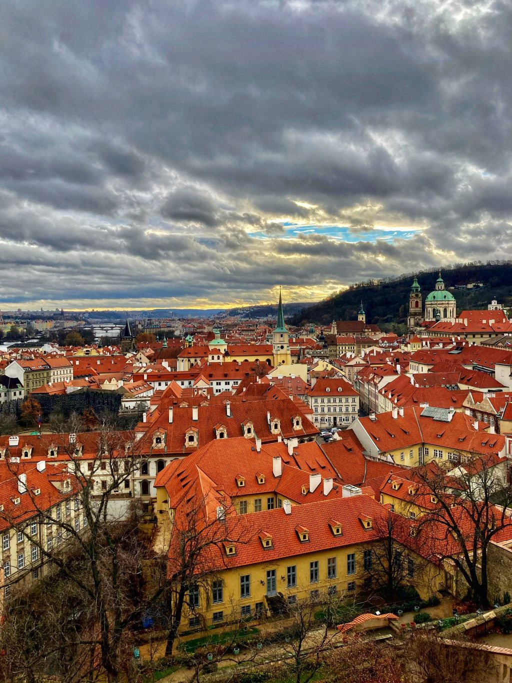 Praga: Un Viaje entre Historia y Colores Ocres,  Tras las Huellas de la Primavera y la Revolución